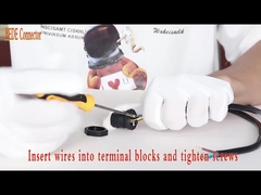 後部土台にパネルをはめるためにM19防水コネクターPA66材料ケーブルを締めている自己